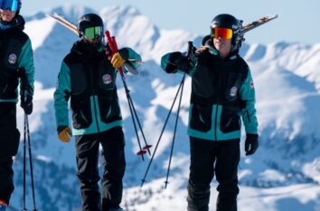 PARTE DEL TEAM DELLA SCUOLA SCI ROC PLAN DE CORONES CON PANORAMA DOLOMITIPARTE DEL TEAM DELLA SCUOLA SCI ROC PLAN DE CORONES CON PANORAMA DOLOMITI {{brizy_dc_image_alt imageSrc=