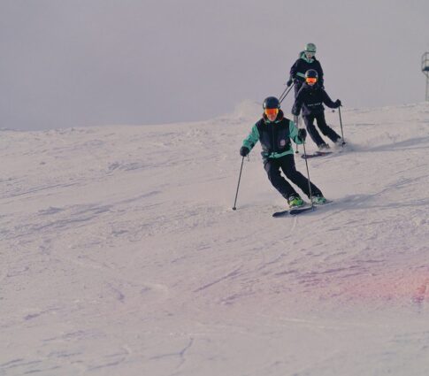 RAGAZZI INSIEME AL MAESTRO DURANTE LEZIONE DI SCI
