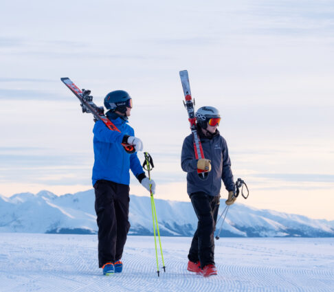 Skifahrer mit den Skiern auf der Schulter