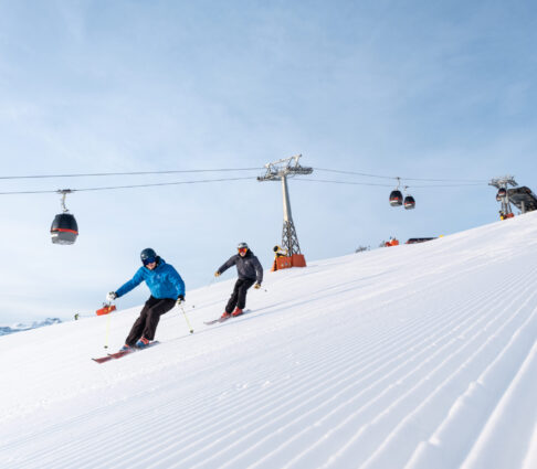 Skifahrer beim Abfahren der Pisten am Plan de Corones