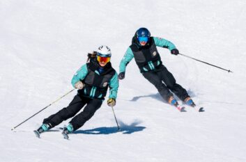 ALLENATORI DI SCI SCIANDO IN PISTA {{brizy_dc_image_alt imageSrc=