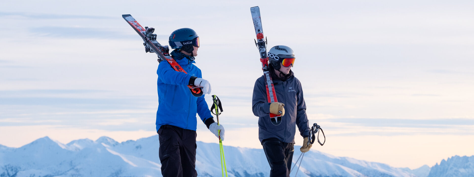 wp-89b393f319f80a7fcc5601edcf90e2c1 Skiers with their skis on the shoulders in the Dolomites