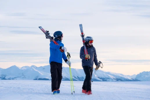 Skifahrer mit den Skiern auf der Schulter am Kronplatz