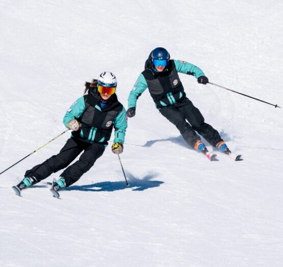 Skilehrer beim Skifahren auf der Piste am Kronplatz