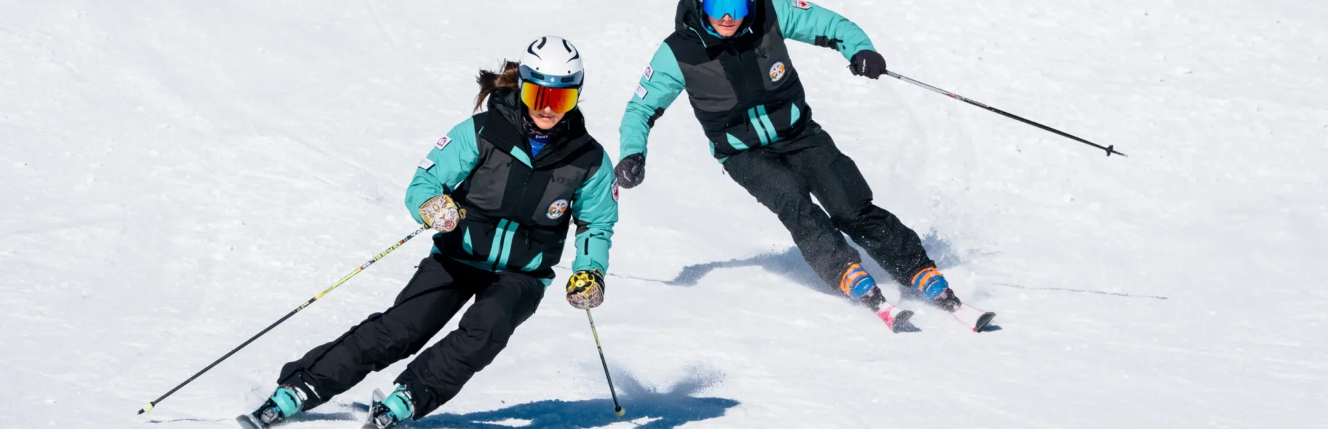 Skifahrer beim Skifahren auf der Piste am Kronplatz