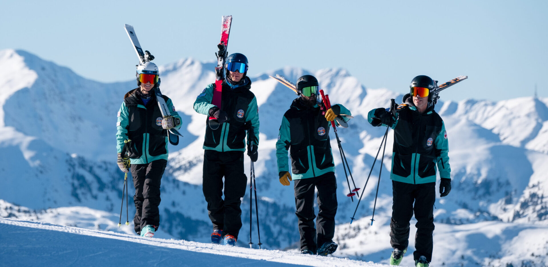 ROC Skilehrer stehen mit den Skiern auf den Schultern vor den Dolomiten